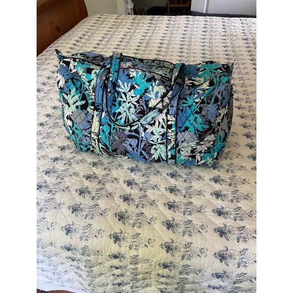 Vera Bradley The Weekender - Picture 1 of 6